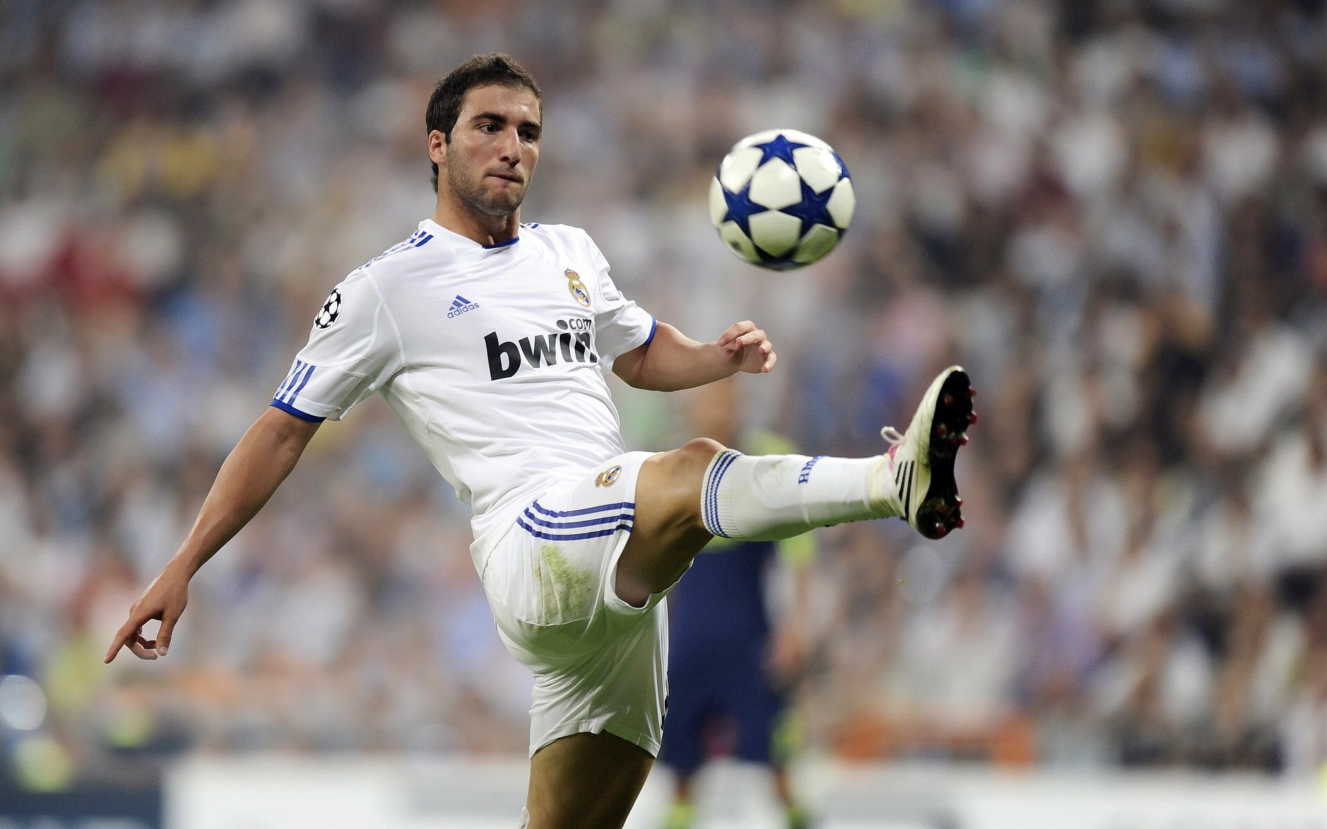 黄喜灿爆发点燃决胜局，伊拉克坚韧战术带走玻利维亚